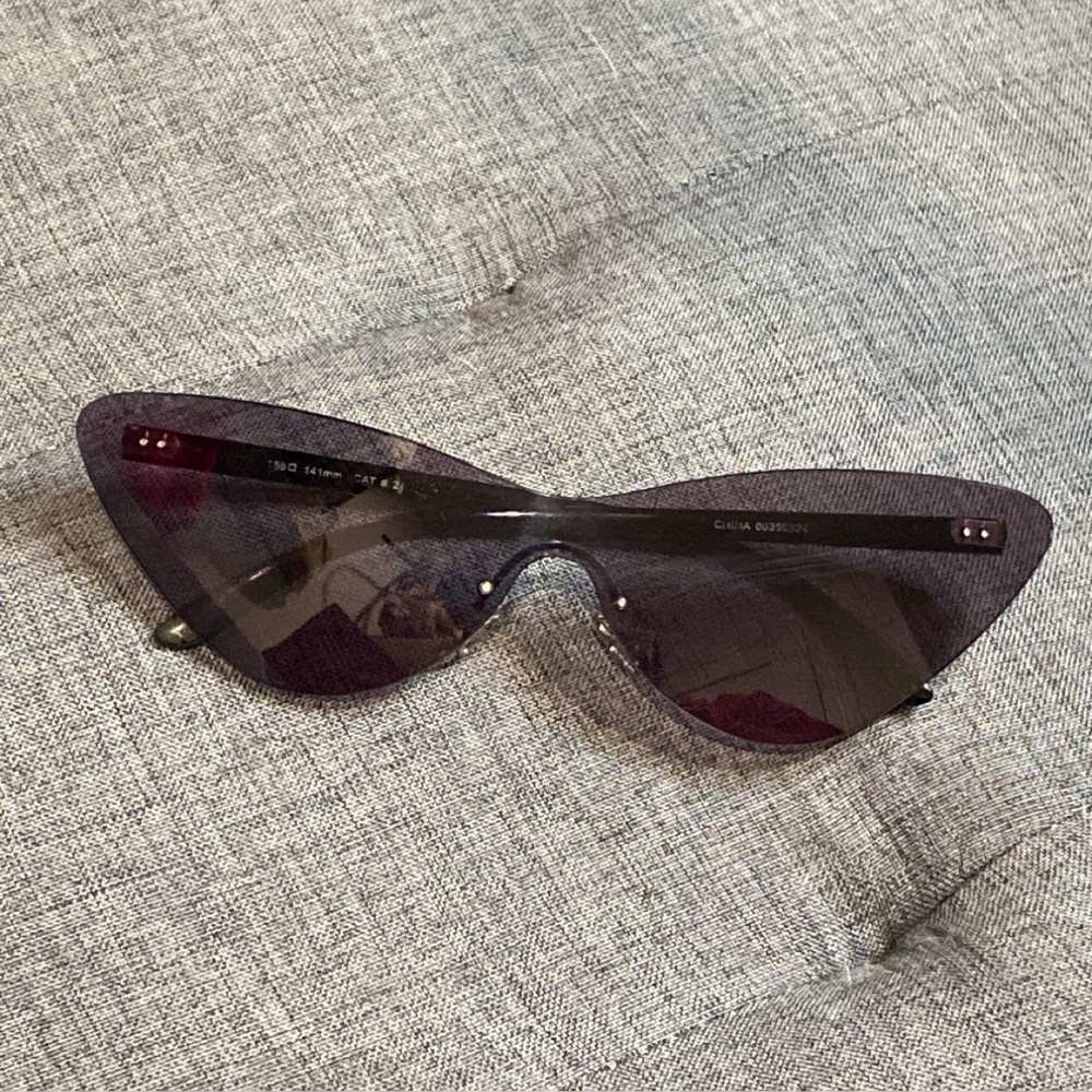 Chic Black Cat-Eye Sunglasses